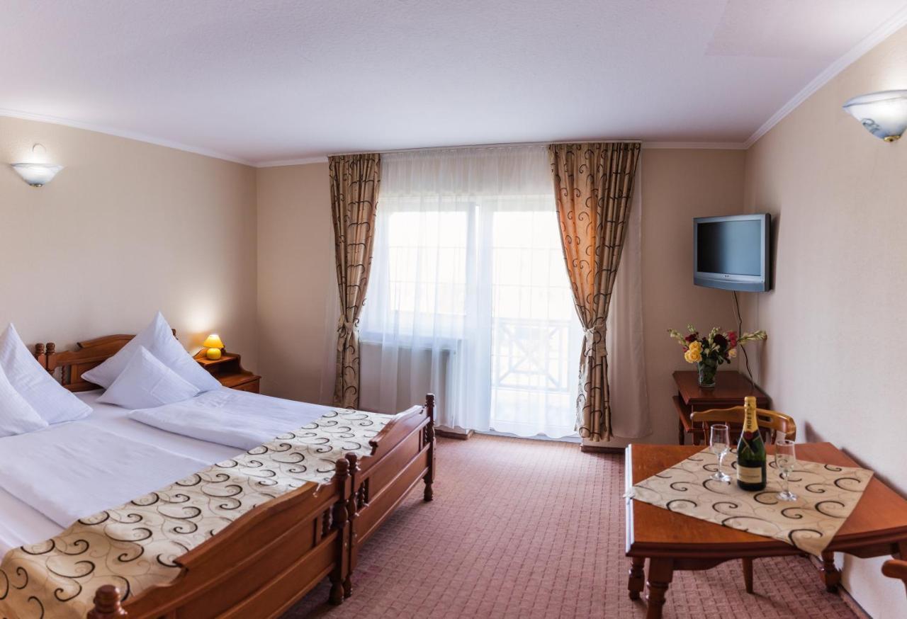 Hotel Europa Kokeltal Albesti  Luaran gambar